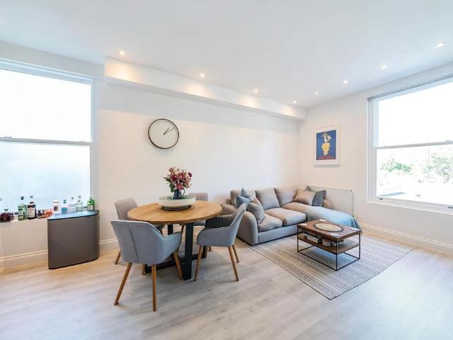 Apartment for rent in The Wrythe, Greater London