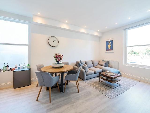 Apartment for rent in The Wrythe, Greater London