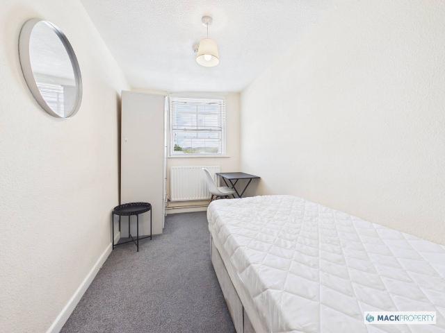 Room for rent in Ewens Farm, Golden Valley