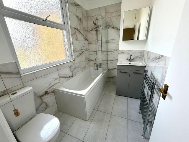 Apartment for rent in London Borough of Merton, Collier's Wood