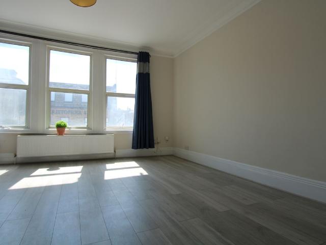 Apartment for rent in London Borough of Merton, Collier's Wood