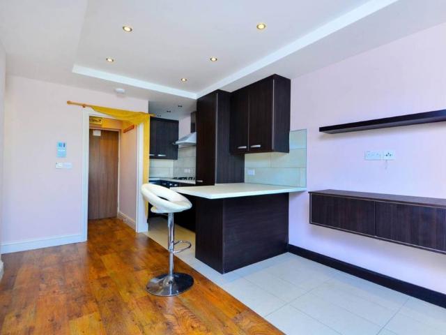 Apartment for rent in London Borough of Merton, Collier's Wood