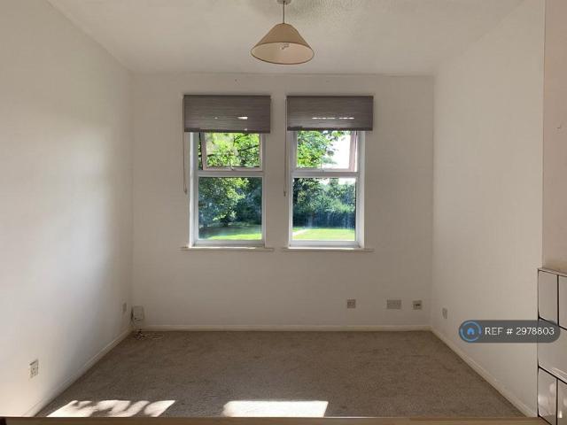 Apartment for rent in London Borough of Merton, Collier's Wood