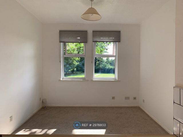 Apartment for rent in London Borough of Merton, Collier's Wood
