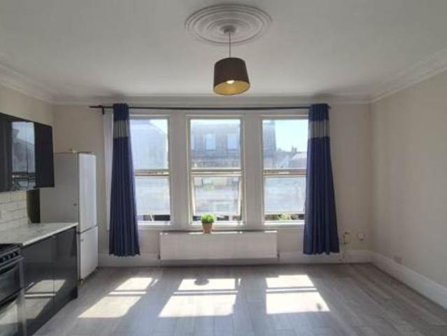 Apartment for rent in London Borough of Merton, Collier's Wood