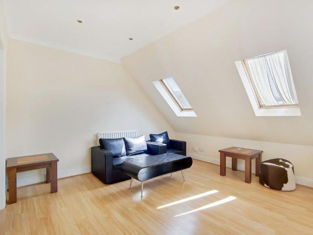Apartment for rent in London Borough of Merton, Collier's Wood