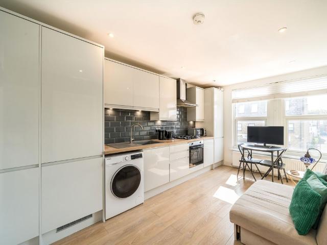 Apartment for rent in London Borough of Merton, Collier's Wood