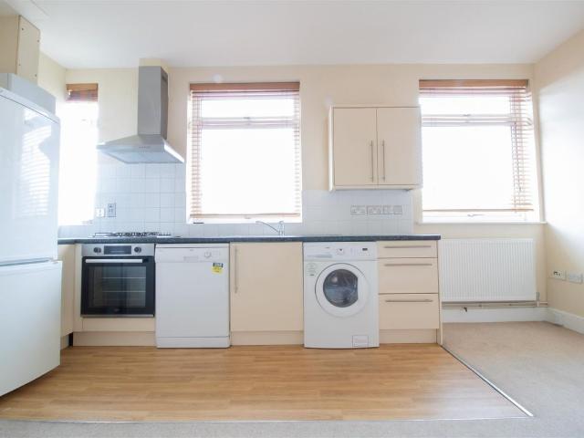 Apartment for rent in Fole, Surrey