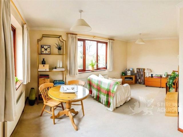 Apartment for rent in Row Town, Surrey