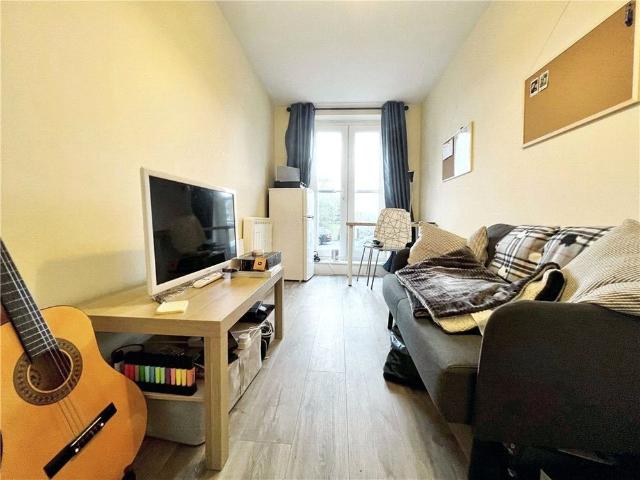 Apartment for rent in Row Town, Surrey
