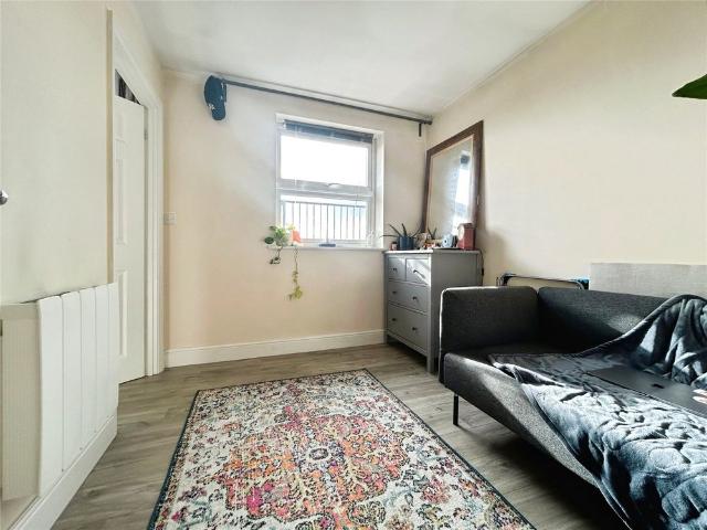 Apartment for rent in Row Town, Surrey