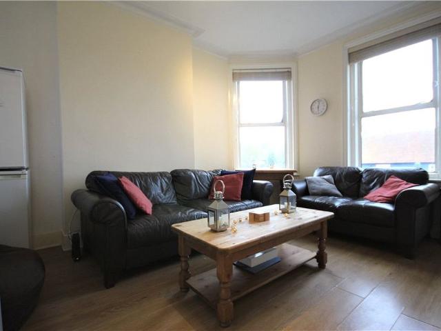 Apartment for rent in Row Town, Surrey