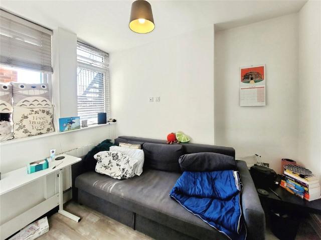 Apartment for rent in Row Town, Surrey