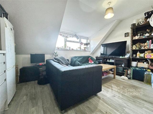 Apartment for rent in Row Town, Surrey