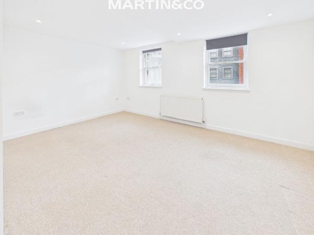 Apartment for rent in Row Town, Surrey