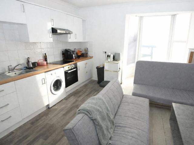 Apartment for rent in Row Town, Surrey