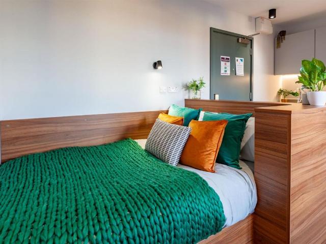 Studio for rent in Row Town, Surrey