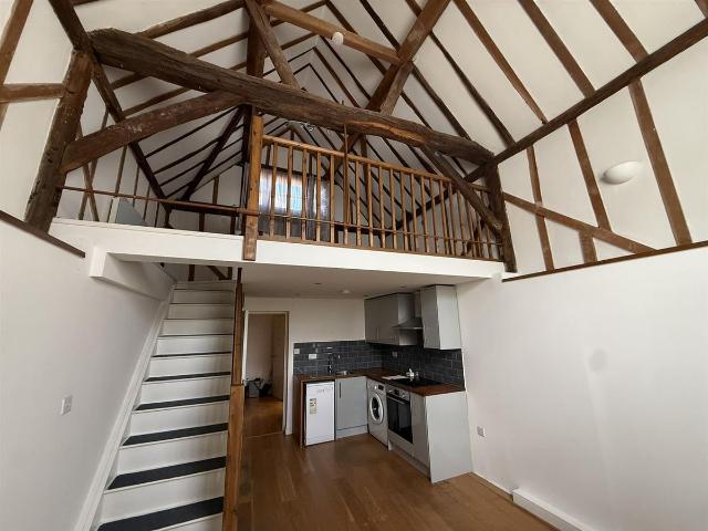 Studio for rent in Elstree and Borehamwood, Elstree