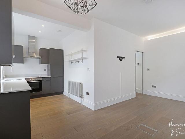 Apartment for rent in Ivy Chimneys, Epping Forest