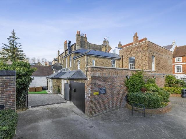 Apartment for rent in Eton