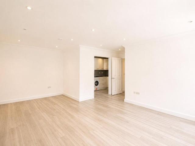 Apartment for rent in Holloway Hill, Fole