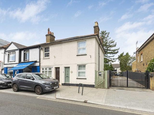 Apartment for rent in Hampton Hill, Greater London