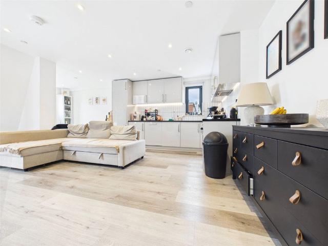 Apartment for rent in Hampton Hill, Greater London