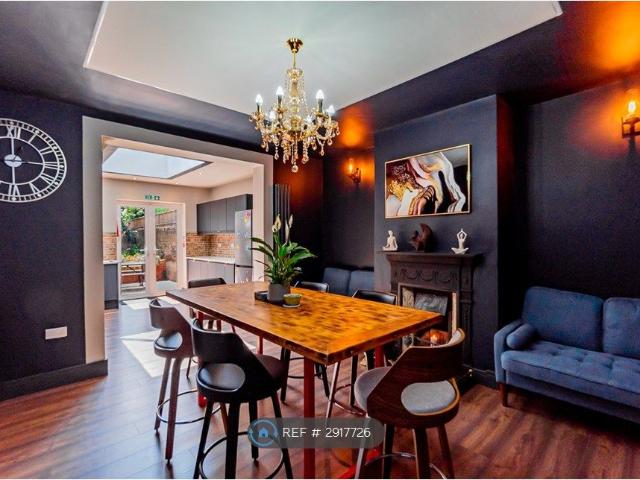 House for rent in Harmondsworth, Greater London
