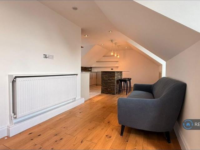 Apartment for rent in London Borough of Merton, Collier's Wood
