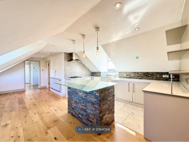 Apartment for rent in London Borough of Merton, Collier's Wood