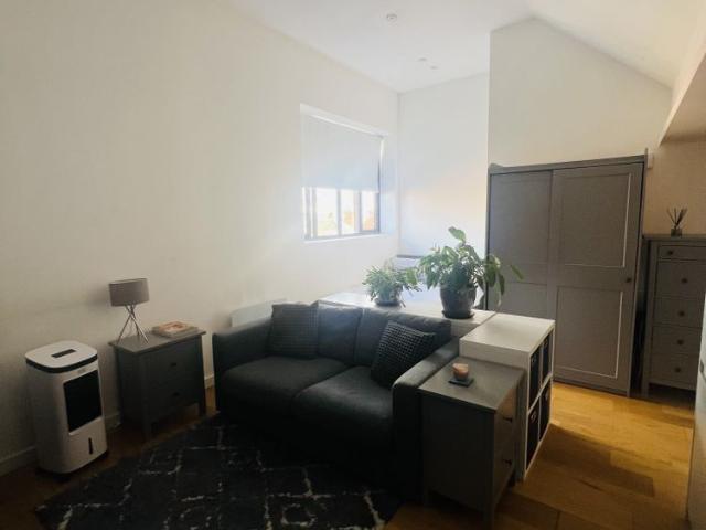 Studio for rent in Maidenhead, North Town Studio for rent in Maidenhead, North Town