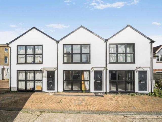 Apartment for rent in Northwood High Street, Greater London
