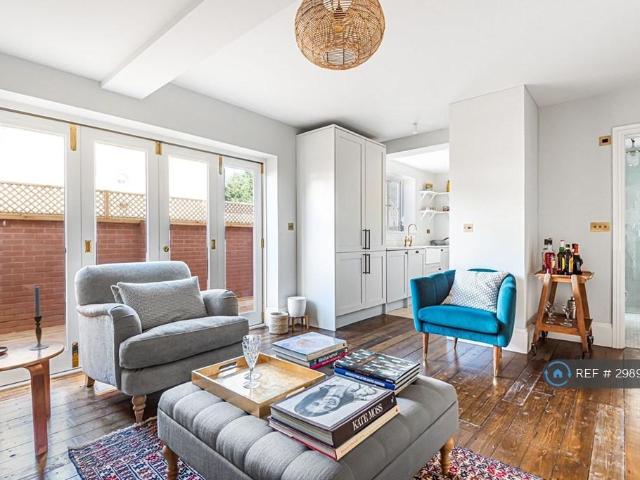 Apartment for rent in Northwood, Greater London