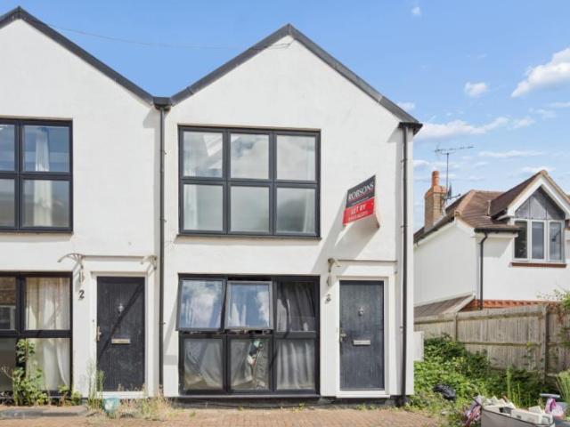 Apartment for rent in Northwood High Street, Greater London