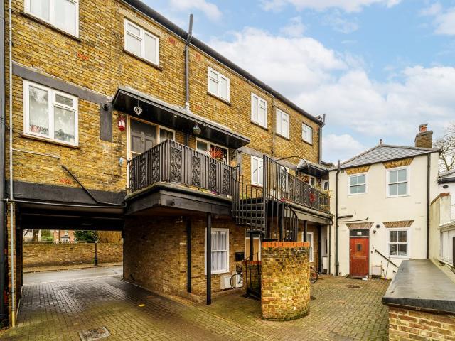 House for rent in Lower Halliford, Surrey