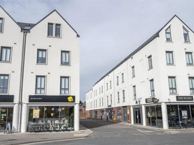 House for rent in Row Town, Surrey