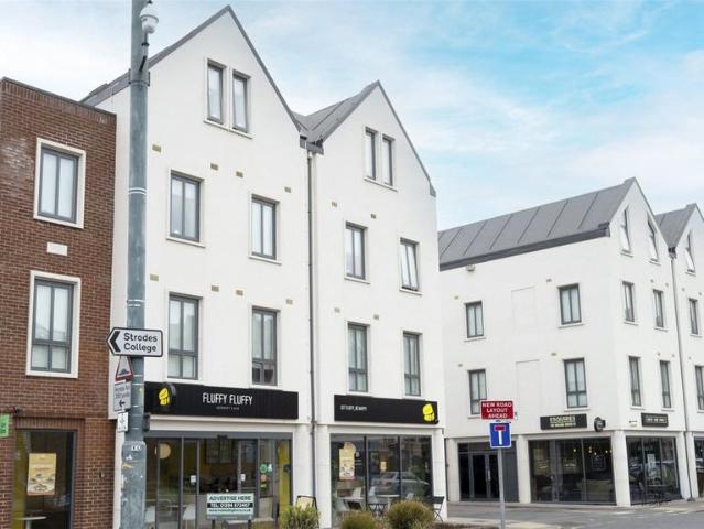 Apartment for rent in Row Town, Surrey