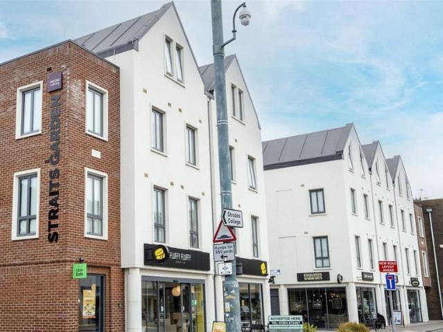Apartment for rent in Row Town, Surrey
