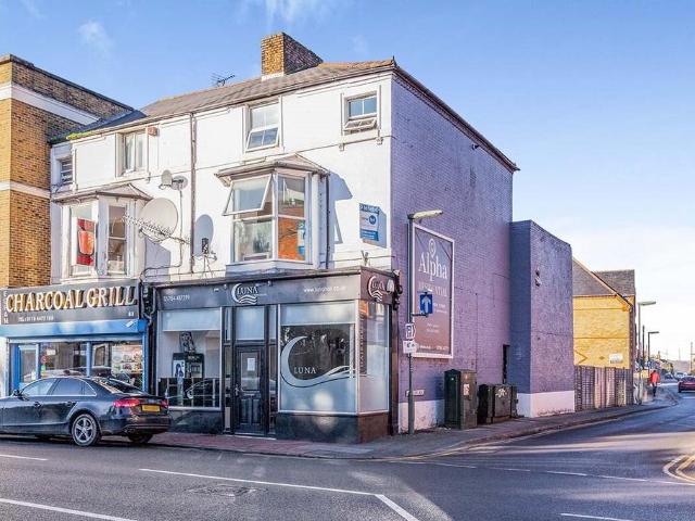 Apartment for rent in Row Town, Surrey