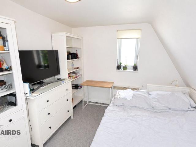 Studio for rent in Benhilton, Greater London