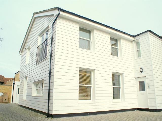 Apartment for rent in Blackhills, Surrey