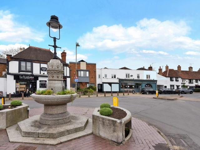 Studio for rent in Thames Ditton, Elmbridge
