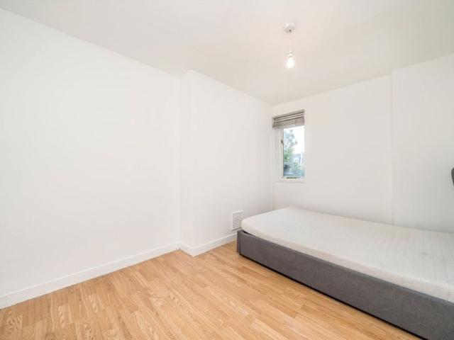 Apartment for rent in Hampton Hill, Greater London