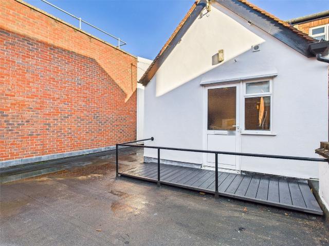 Apartment for rent in Blackhills, Surrey