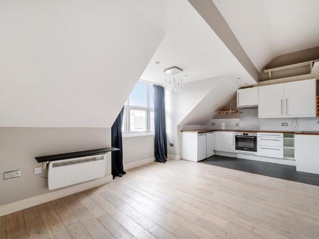 Apartment for rent in Weybridge, Elmbridge