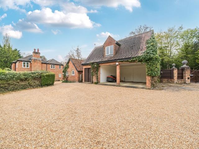 House for rent in Sparrow Row, Surrey Heath