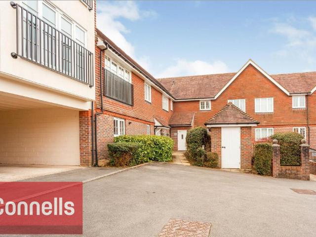 Apartment for rent in Perryfields, West Sussex