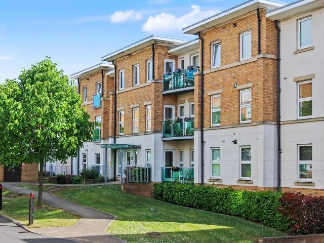 Apartment for rent in Pachesham Park, Surrey