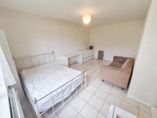 Room for rent in Seven Kings, Greater London