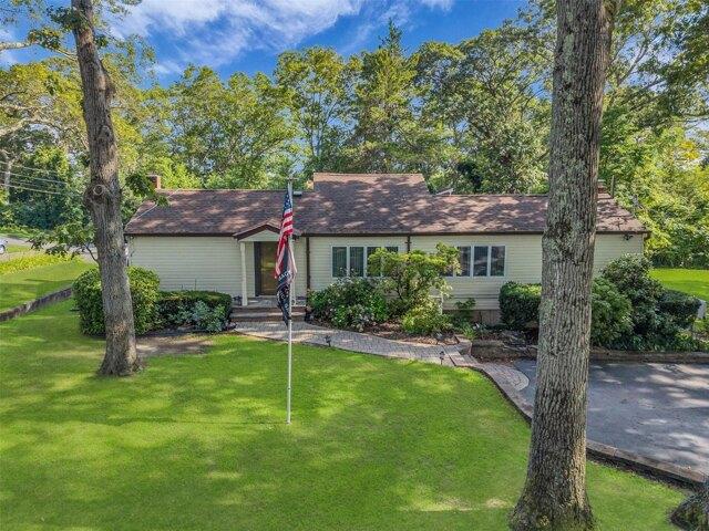 House for sale in Farmingville